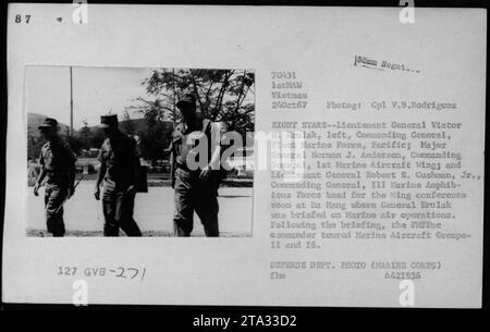 Ufficiali e ufficiali di alto rango, tra cui il tenente generale Victor H. Krulak, il maggiore generale Norman J. Anderson e il tenente generale Robert E. Cushman Jr., si dirigono verso la sala conferenze Hing a da Nang durante la guerra del Vietnam. Il generale Krulak è stato informato sulle operazioni aeree dei Marine prima di visitare i gruppi 11 e 16 degli Marine Aircraft. Questa foto è stata scattata il 24 ottobre 1967. Foto Stock