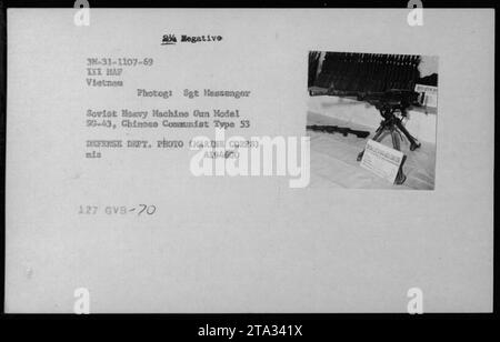 Un Marine degli Stati Uniti ispeziona una mitragliatrice pesante SG-43 sovietica e un comunista cinese tipo 53 tra le armi catturate in Vietnam nel 1969, fotografata dal sergente Messenger. Foto Stock