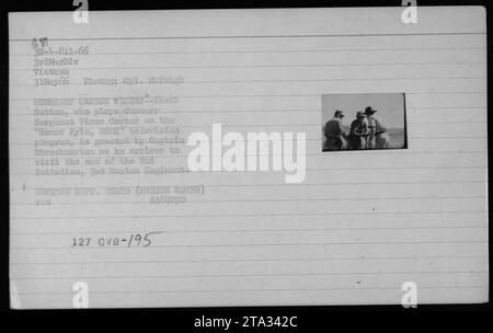 Il 31 maggio 1966, Frank Sutton, attore di Gomer Pyle, USMC, viene accolto dal capitano Throckmorton durante una visita al 2nd Battalion, 3rd Marine Regiment in Vietnam. Foto Stock