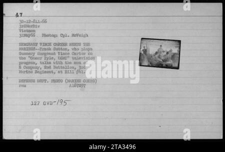 L'intrattenitore americano Frank Sutton, noto per il suo ruolo di Gunnery Sergeant Vince Carter nello show televisivo 'Gomer Pyle, USMC,' dialoga con i soldati della compagnia e, 2nd Battalion, 3rd Marine Regiment. L'incontro si è svolto il 31 maggio 1966, sulla collina 1 in Vietnam. Foto scattata dal cpl. McVeigh. Foto Stock