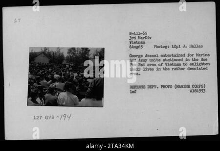 Gli animatori Martha Raye, il tenente comandante Glenn Ford e Bob Hope eseguono uno spettacolo per le truppe militari americane di stanza nella zona di Hue Phu Bai in Vietnam il 6 agosto 1965. L'evento è stato organizzato per elevare lo spirito dei soldati nella regione isolata. La fotografia è stata scattata da LCpl J. Hallas ed è archiviata dal Dipartimento della difesa degli Stati Uniti. Foto Stock