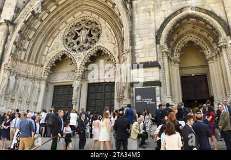 New York, USA - 25 maggio 2018: Persone vicino alla cattedrale di St John il Divino a New York. Foto Stock