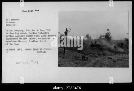 I Marines della Delta Company, 1st Battalion, 7th Marine Regiment, sono stati visti in azione durante la guerra del Vietnam il 20 maggio 1968. L'immagine mostra i marines che si muovono contro le forze Viet Cong a nord di An Hoa, supportati da carri armati H48. L'operazione, nota come Mameluke Thrust, ebbe luogo 6 miglia a nord di An Hoa. Questa fotografia fa parte della documentazione del Dipartimento della difesa sulle attività militari americane durante la guerra. (Documento di identità con foto: pd A374493 127 GVB-333) Foto Stock