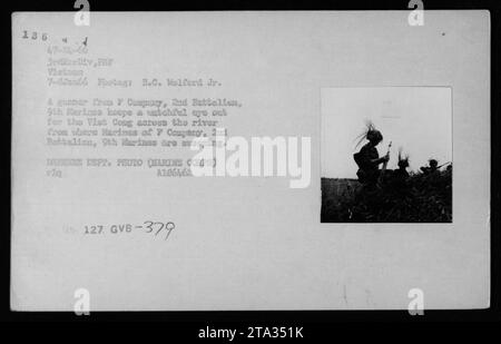 Didascalia: Un cannoniere della compagnia F, 2nd Battalion, 9th Marines tiene d'occhio i Viet Cong attraverso il fiume mentre i Marines conducono una ricerca. Questa foto, scattata il 7 gennaio 1966, mostra le armi utilizzate dall'esercito americano durante la guerra del Vietnam. Foto Stock