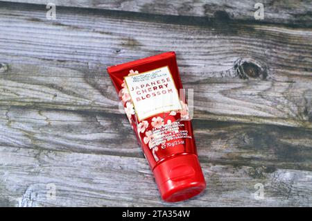 Cairo, Egitto, 6 novembre 2023: Fiori di ciliegio giapponesi da Bath and Body Works, crema per il corpo per l'idratazione definitiva, Bath and Body Works LLC. E' un'America Foto Stock