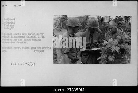 Ufficiali e funzionari di alto rango, tra cui Hubert Humphrey, il generale William Westmoreland e il senatore Harry F Byrd, sono visti in questa fotografia scattata il 16 agosto 1967. L'immagine mostra il colonnello Davis e il maggiore Alger in visita al tenente colonnello C. B. Webster durante l'operazione Cochise in Vietnam. La foto fa parte della collezione del Dipartimento della difesa. Foto Stock