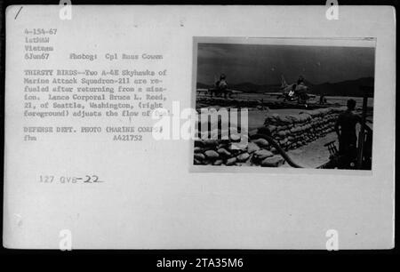 Il caporale Bruce L. Reed del Marine Attack Squadron-211 regola il flusso di combustibile per due A-4E Skyhawk mentre vengono rialimentati dopo il ritorno da una missione in Vietnam il 6 giugno 1967. Questa foto, scattata dal comandante Russ Cowen, cattura la scena di questi aerei in servizio. DIPARTIMENTO DIFESA FOTO (CORPO MARINO) FHM A421752. (Numero di riferimento immagine: 4-154-67 1stMAW Vietnam 6Jun67 Fotog: CPL Russ Cowen) Foto Stock