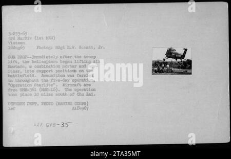 18 agosto 1965: Lancio di truppe e attività di rifornimento aereo in Vietnam durante la guerra del Vietnam. Dopo il sollevamento delle truppe, gli elicotteri iniziarono a trasportare sei Howtar, una combinazione di mortai e obici, per supportare le posizioni sul campo di battaglia. Le munizioni sono state trasportate anche durante l'operazione di cinque giorni nota come "operazione Starlite". Fotografia scattata da SSgt R.W. Savatt Jr. Del corpo dei Marines. Gli aerei visti qui appartengono all'HMM-361 (MAG-16) e l'operazione è avvenuta a 10 miglia a sud di Chu Lai. DIPARTIMENTO DIFESA FOTO (CORPO DEI MARINES) LEF A184967 127. GVB-35. Foto Stock