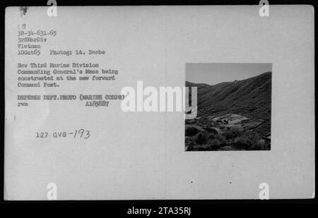 Nuova Third Marine Division Commanding General's Mess in costruzione presso il nuovo Forward Command Post in Vietnam il 10 ottobre 1965. Questa foto, scattata dal tenente Beebe, mostra gli ingegneri della 3rd Marine Division che lavorano al progetto. Questa immagine fa parte della collezione che evidenzia le attività militari americane durante la guerra del Vietnam. Foto Stock