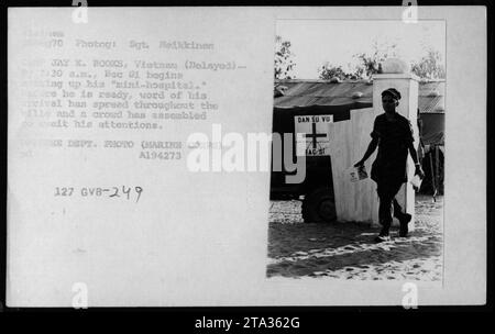 "26 AGOSTO 1970: Il medico militare STATUNITENSE Bac si, inizia la costruzione di un mini-ospedale in Vietnam nell'ambito di una missione del MEDCAP. Anche prima che sia preparato, gli abitanti del villaggio si riuniscono in previsione di ricevere assistenza medica da lui. Questa fotografia cattura la scena catturata dal sergente Heikkinen, evidenziando l'impatto delle operazioni militari statunitensi durante la guerra del Vietnam." Foto Stock