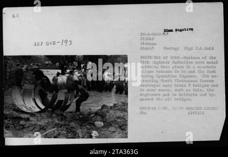 I marines dell'11th Engineer Battalion installano tombini metallici in un torrente di montagna tra CA Lu e Khe Sanh durante l'operazione Pegasus. Le forze nordvietnamite avevano distrutto molti ponti lungo la Route 9, e gli ingegneri avevano il compito di bypassare questi ponti distrutti installando dei tombini. Foto Stock