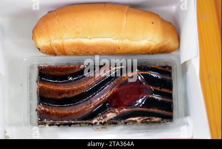 Gateau con torta al cioccolato, torta integrale ripiena di panna montata e condita con cioccolato e caramello, con paté di formaggio, ripiena di formaggio, un quic Foto Stock