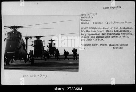I Marines del 2nd Battalion, 4th Marines si preparano a salire a bordo di elicotteri CH-34 il 9 febbraio 1968. Questa foto è stata scattata durante l'operazione Kentucky a bordo della nave d'assalto anfibio, USS Iwo Jima (LPH-2). L'elicottero fa parte del 127th Ground Reconnaissance Platoon in Vietnam. Fotografia di Cpl L. Preston Brown." Foto Stock