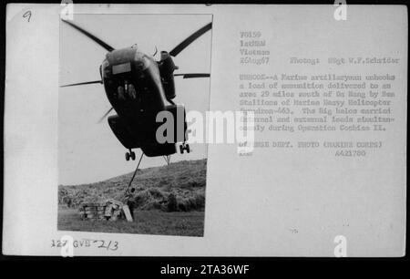 Artigliero marino che sgancia un carico di munizioni consegnate dai Sea Stallions del Marine Heavy Helicopter Squadron-463 durante l'operazione Cochise II Gli elicotteri erano in grado di trasportare contemporaneamente carichi interni ed esterni. Fotografia scattata il 26 agosto 1967, 29 miglia a sud di da Nang in Vietnam. Foto Stock