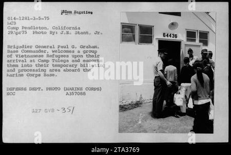 Rifugiati vietnamiti che arrivano a Camp Tulega a Camp Pendleton, California, il 29 aprile 1975. Il generale di brigata Paul G. Graham, comandante della base, dà il benvenuto ai rifugiati e li guida nelle loro sistemazioni temporanee e nella loro area di trattamento nella base del corpo dei Marines. Foto scattata da J.B. Stant Jr. Per il Dipartimento della difesa. Foto Stock