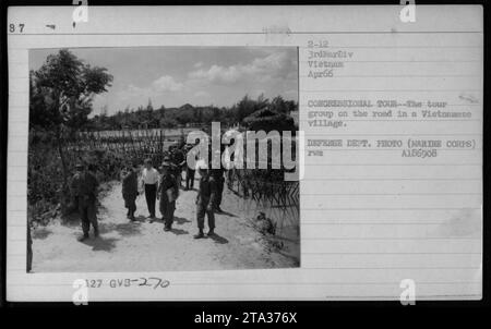 Lyndon Johnson e il colonnello P X Kelley durante un tour del Congresso nell'aprile 1966. Sono raffigurati su una strada in un villaggio vietnamita, accompagnati da altri funzionari e ufficiali. Questa foto è stata scattata come parte delle attività militari durante la guerra del Vietnam. Documento d'identità A186908 con foto del Dipartimento della difesa. Foto Stock