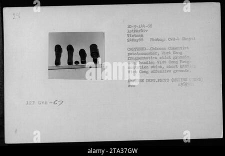 Immagine che mostra una collezione di varie armi catturate durante la guerra del Vietnam. Le armi includono uno schiacciapatate comunista cinese, una granata a bastone di frammentazione Viet Cong con un manico lungo, un bastone di frammentazione Viet Cong con un manico corto e una granata offensiva Viet Cong. Foto Stock