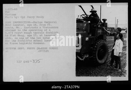 Caporale marino Mike Lasater, di et. Louis, Mo., istruisce lo studente vietnamita le Viet Hung a gestire un carrello elevatore a forche da 6.000 libbre presso la scuola di carrelli elevatori situata presso il comando logistico della forza in Vietnam. La foto è stata scattata nel 1969 dal capitano Jerry Moody. Foto Stock