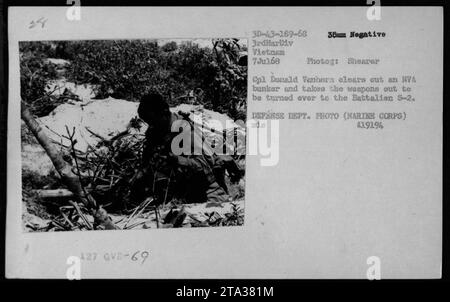 Un Marine statunitense, il comandante Donald Vanhorn, sgomberò un bunker NVA catturato in Vietnam il 7 luglio 1968. Recupera le armi dal bunker per essere consegnate al Battaglione S-2. Questa fotografia è stata scattata da Shearer ed è una foto del Dipartimento della difesa (corpo dei Marines), con il numero di identificazione 419194 MIS. Foto Stock