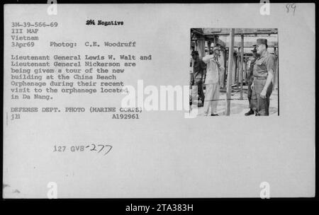 Il tenente generale Lewis W. Walt e il tenente generale Nickerson visitano China Beach Orphanage a da Nang, Vietnam il 3 aprile 1969. Durante la loro visita verrà loro dato un tour di un nuovo edificio presso l'orfanotrofio. La fotografia è stata scattata da C.E. Woodruff e fa parte della collezione del Dipartimento della difesa. Foto Stock