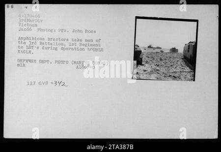 Nel gennaio 1966, i trattori anfibi trasportarono i membri del 3rd Battalion, 1st Regiment, alle IST durante l'operazione DOUBLE EAGLE in Vietnam. Foto Stock