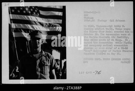 Bobby W. Abshire di Fort Worth, Texas, indossa la Silver Star Medal conferitagli il 16 ottobre 1966. La cerimonia si è svolta presso la struttura aerea di Marble Mountain, a quattro miglia a sud di sa Hang, in Vietnam. CPL. Abshire ha guadagnato la medaglia mentre prestava servizio come capo corvo di un U-Thucy Helicopter of Marine Observat Squadron (VO)-2 durante una missione di evacuazione medica di emergenza il 26 maggio. Foto scattata dal cpl. Johnson. Foto Stock