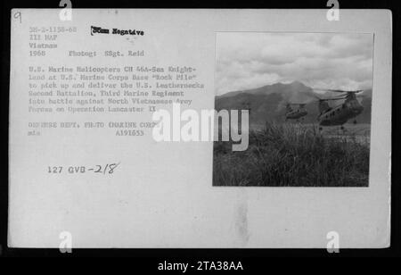 Gli elicotteri CH-46A Sea Knight atterrano alla base dei Marines degli Stati Uniti "Rock pile" durante la guerra del Vietnam per trasportare i Leathernecks degli Stati Uniti, in particolare il secondo battaglione, il terzo reggimento dei Marines, per l'operazione Lancaster II contro le forze armate nordvietnamite. 1968. (Fotografato da SSgt. Reid durante il suo servizio per il corpo dei Marines degli Stati Uniti) Foto Stock