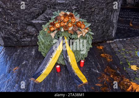 Mahnmal für die Opfer des Nationalsozialismus auf dem Stauffenbergplatz vor dem Alten Schloss. Bildhauer Elmar Daucher. // 20.11.2023: Stoccarda, Baden-Württemberg, Deutschland, Europa *** Memoriale alle vittime del nazionalsocialismo sulla Stauffenbergplatz di fronte al Palazzo Vecchio Scultore Elmar Daucher 20 11 2023 Stoccarda, Baden Württemberg, Germania, Europa Foto Stock