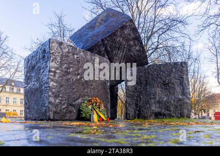 Mahnmal für die Opfer des Nationalsozialismus auf dem Stauffenbergplatz vor dem Alten Schloss. Bildhauer Elmar Daucher. // 20.11.2023: Stoccarda, Baden-Württemberg, Deutschland, Europa *** Memoriale alle vittime del nazionalsocialismo sulla Stauffenbergplatz di fronte al Palazzo Vecchio Scultore Elmar Daucher 20 11 2023 Stoccarda, Baden Württemberg, Germania, Europa Foto Stock