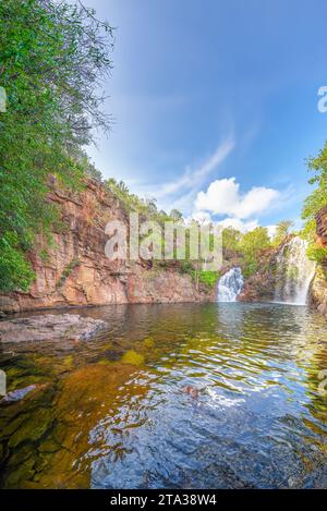 Darwin, Australia; 28 novembre 2023 - le piscine alle Florence Falls sono tra le attrazioni turistiche più visitate del Litchfield National Park Foto Stock