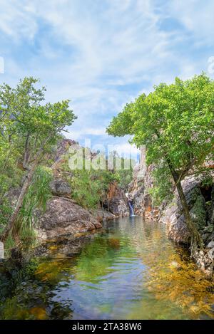 Darwin, Australia; 27 novembre 2023 - nuoto nel Moline Rockhole, una cascata nel territorio del Nord dell'Australia. Foto Stock