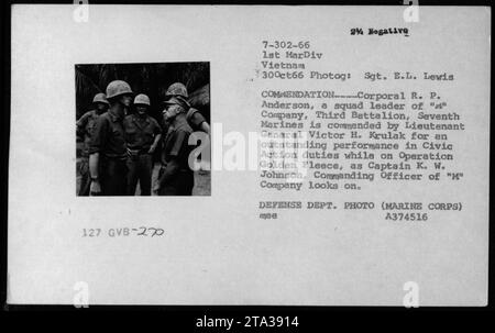 CPL. R.P. Anderson della 'M Company, terzo battaglione, Settimo Marines riceve un encomio dal tenente generale Victor H. Krulak per la sua eccezionale prestazione nei compiti di azione Civica durante l'operazione Golden Fleece. Il capitano K.W. Johnson, ufficiale comandante della 'M Company, è presente alla cerimonia. 30 ottobre 1966. Marine Corps. A374516." Foto Stock