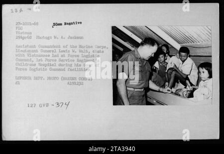 Tenente generale Lewis W. Walt, Assistente Comandante del corpo dei Marines, parlando con un ragazzo vietnamita al Children's Hospital del Force Logistic Command, 1st Foreo Service Regiment, durante la sua visita alle strutture di comando. Questa foto è stata scattata il 29 aprile 1968 in Vietnam da W. A. Jackson. E' una foto del Dipartimento della difesa del corpo dei Marines. Foto Stock