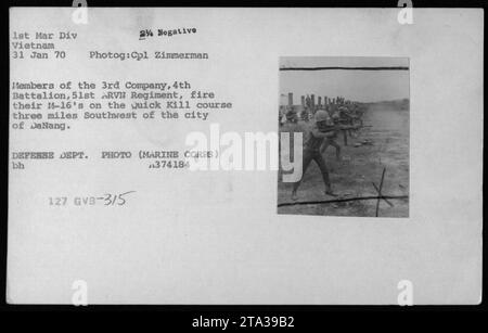I membri della 3rd Company, 4th Battalion, 51st ARVN Regiment spararono fucili M-16 sul corso Quick Kill, tre miglia a sud-ovest di Danang il 31 gennaio 1970. La fotografia documenta l'addestramento alle armi e le esercitazioni militari durante la guerra del Vietnam. Foto Stock