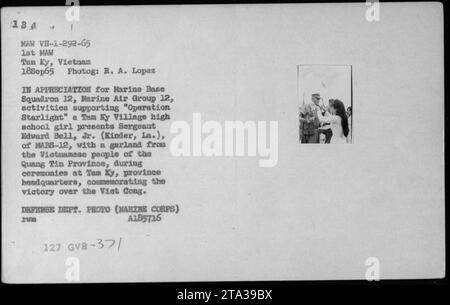 Una liceale vietnamita presenta al sergente Edvard Bell Jr. Una ghirlanda in segno di apprezzamento per il supporto dello Squadron 12 della base Marine durante l'operazione Starlight. La cerimonia si è svolta presso la sede centrale del villaggio di Tam Ky nella provincia di Quang Tin, commemorando la vittoria sui Viet Cong. Foto di R. A. Lopez, Dipartimento della difesa. Foto Stock