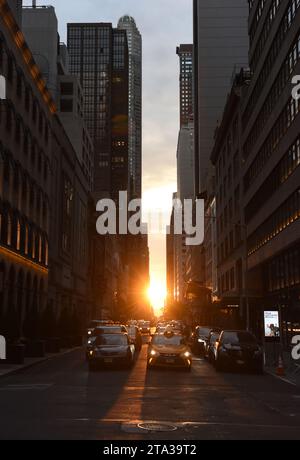 New York, USA - 10 giugno 2018: Auto per le strade di Manhattan a New York. Il sole splende sulla strada di Manhattan a New York. Foto Stock