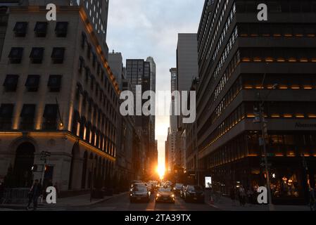 New York, USA - 10 giugno 2018: Auto per le strade di Manhattan a New York. Il sole splende sulla strada di Manhattan a New York. Foto Stock