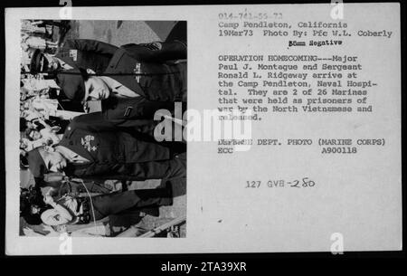 Il maggiore Paul J. Montague e il sergente Ronald L. Ridgeway, ex prigionieri di guerra della Marina degli Stati Uniti, arrivano al Camp Pendleton Naval Hospital in California il 19 marzo 1973, durante l'operazione Homecoming. Erano tra i 26 Marines rilasciati dal Vietnam del Nord. Foto Stock
