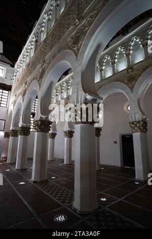 Toledo, Spagna - 17 marzo 23: Colonne all'interno della sinagoga di Santa María la Blanca nella città di Toledo, Spagna. E' una costruzione Mudejar, create Foto Stock