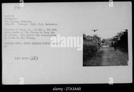 Marine Corps Reconnaissance Company della 3rd Marine Division, 9th Marine Expeditionary Brigade che pattuglia a nord di Phu Thuong a Tong Son in Vietnam. La pattuglia è stata trasportata su un camion a Phu Thuong. Foto scattata il 23 aprile 1965 da SSgt. H.C. Batchelor. (In base alle informazioni fornite) Foto Stock