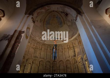 Toledo, Spagna - 17 marzo 23: Figura di Gesù Cristo crocifisso appesa nell'abside della chiesa in stile mudejar, il Cristo della luce, ex Bab A. Foto Stock