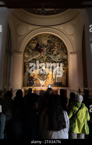 Toledo, Spagna - 17 marzo 23: I turisti osservano il dipinto di El Greco "la sepoltura del conte di Orgaz", un dipinto ad olio su tela tra voi Foto Stock