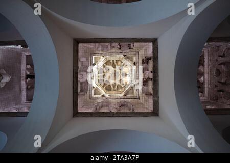 Toledo, Spagna - 17 marzo 23: Soffitto con archi e volte delle navate dell'hermitage o chiesa di Cristo de la Luz, ex Bab al-Mard Foto Stock