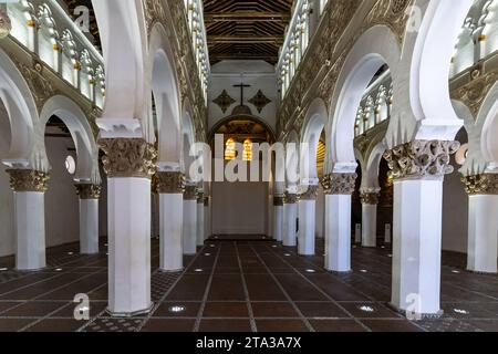 Toledo, Spagna - 17 marzo 23: Sinagoga di Santa María la Blanca a Toledo, Spagna. Si tratta di una costruzione mudejar, creata da scalpellini musulmani nel 1180 Foto Stock