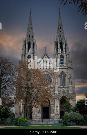 Parigi, Francia - 11 18 2023: Basilica di Saint Clotilde. Ammira la facciata della basilica dal parco Foto Stock