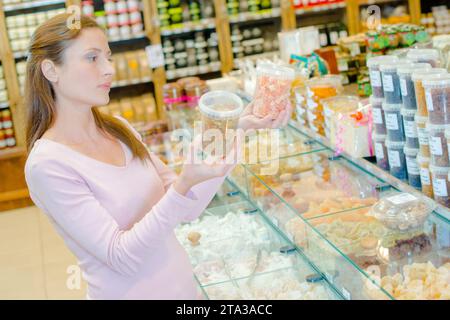 una donna è al supermercato Foto Stock