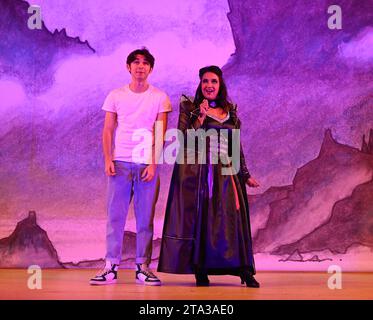 Questo Natale vola sul tuo tappeto magico fino a East London, mentre il panto Aladdin del 2023 dell'Hackney Empire ci porta in un nuovo mondo magico! Questa classica storia di un ragazzo che trova una lampada magica in grado di realizzare tutti i suoi desideri è divertente e ribelle, con costumi ed effetti vibranti, risate incontrollabili, canzoni accattivanti e soprattutto: Partecipazione del pubblico. Foto Stock