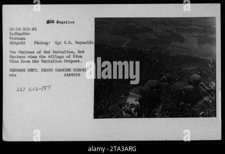 Il 20 aprile 1965, i membri del 2nd Battalion, 3rd Marines osservano il villaggio di Kien Kien dal loro avamposto di battaglione in Vietnam, documentato dal sergente R.R. Reynolds. Foto Stock