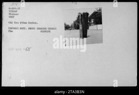 Il personale militare DEGLI STATI UNITI ispeziona le armi catturate durante la guerra del Vietnam. Questa fotografia, scattata nel 1967, mostra una varietà di armi, tra cui il razzo chi con 140mm. L'immagine è accreditata al Dipartimento della difesa degli Stati Uniti e in particolare al corpo dei Marines. Foto Stock