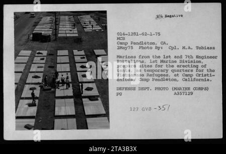 I rifugiati vietnamiti ricevono aiuti e sostegno a Camp Pendleton, CALIFORNIA, nel maggio 1975. I Marines del 1st and 7th Engineer Battalions, 1st Marine Division, presero tende temporanee per ospitare i rifugiati. Claudia Cardinale, Nguyen Cao Ky, Rosemary Clooney e Betty Ford visitano il campo per offrire assistenza. Questa immagine proviene dal Dipartimento della difesa degli Stati Uniti (Corpo dei Marines). Foto Stock